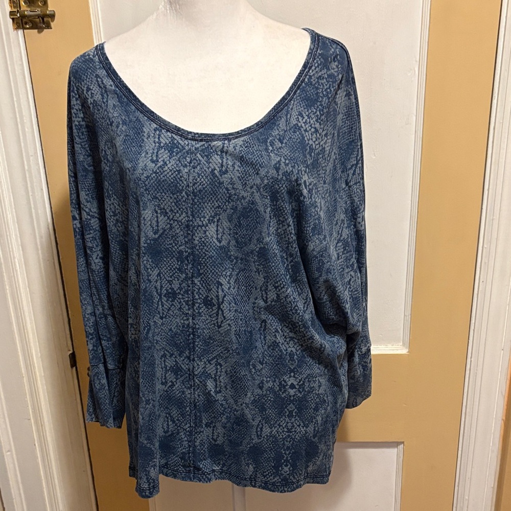 White House Black Market Navy Patterned Long Sleeve Top